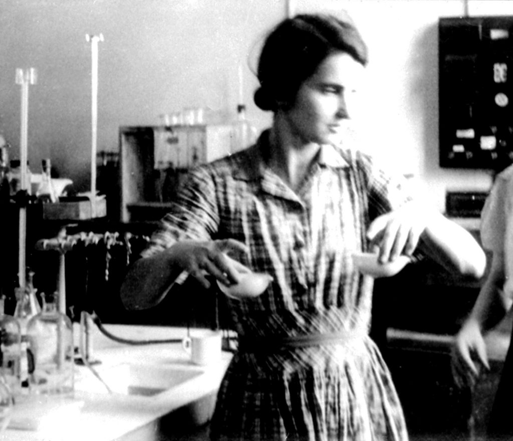 Rosalind Franklin working in her Paris lab
